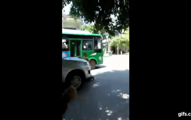 Bắt quả tang chồng chở bồ nhí trong xe ô tô, vợ đánh đu trên nắp capo cả đoạn đường dài Ảnh 2