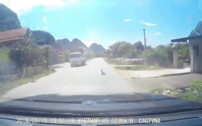 Thót tim trước cảnh em bé bò ngang quốc lộ giữa trưa nắng, nhiều xe cộ qua lại Ảnh 2