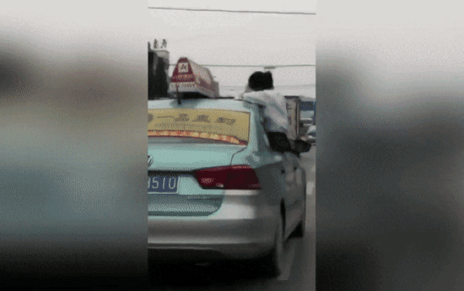 Nữ sinh ngồi vắt vẻo trên cửa xe taxi để làm bài tập Ảnh 2