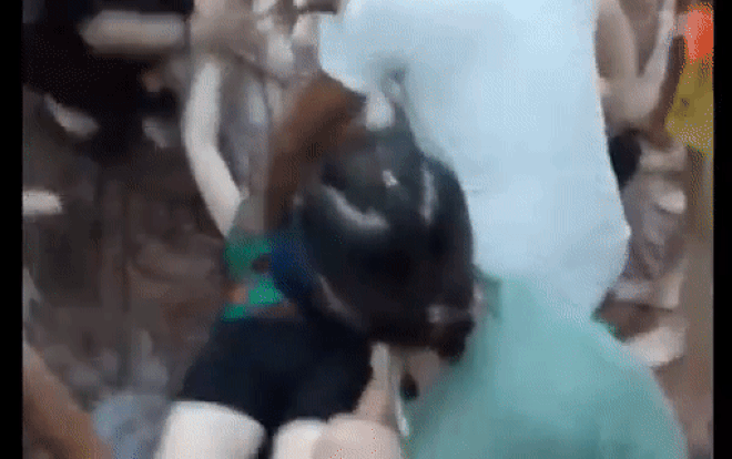 Người phụ nữ bị điện giật bất tỉnh khi đang tắm tại bể bơi: 'Chồng kéo được con lên bờ, còn tôi ngất luôn' Ảnh 2