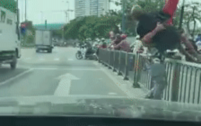 Thấy cụ ông ngồi giữa đường dưới nắng nóng, tài xế trẻ liền xuống xe bế cụ vào nơi an toàn gây xúc động Ảnh 2