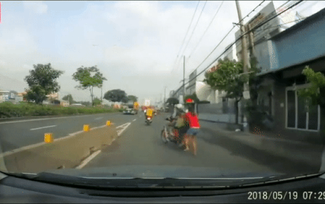 Người phụ nữ bị bọn trộm kéo lê hàng trăm mét trên đường, bất lực kêu cứu trước sự chứng kiến của nhiều người Ảnh 2