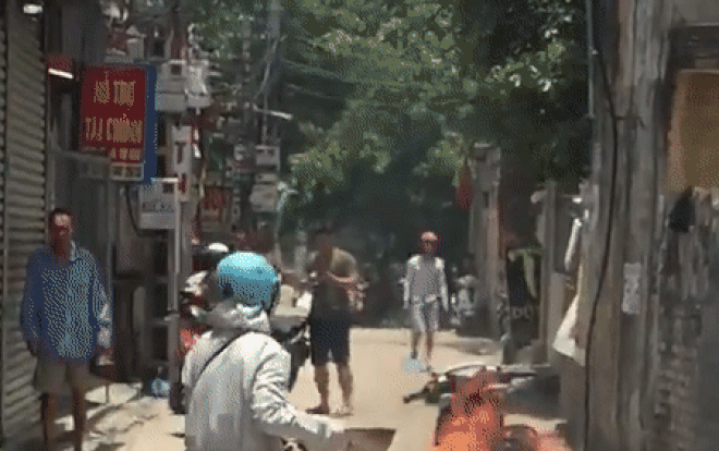 Nỗ lực múc nước dập lửa, người phụ nữ vẫn ngậm ngùi nhìn xe máy cháy rụi giữa đường Ảnh 2