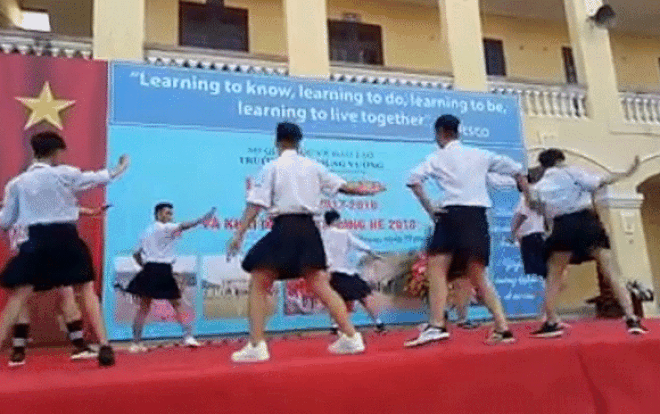 Nam sinh Hải Phòng mặc váy nhảy BBoom BBoom dễ thương 'hết nấc' trong lễ tổng kết Ảnh 2