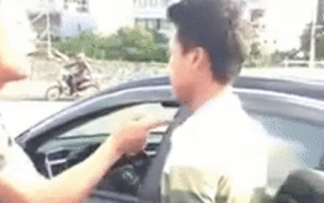 Liên tục chửi rồi tát người vượt đèn đỏ, hành động của tài xế BMW gây tranh cãi Ảnh 2