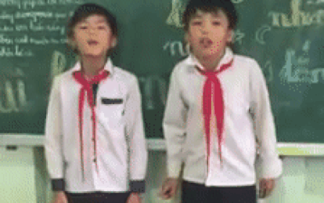 2 nam sinh lớp 4 cổ quàng khăn đỏ, miệng đọc rap 'Đừng quên tôi nhé' trong ngày bế giảng Ảnh 2