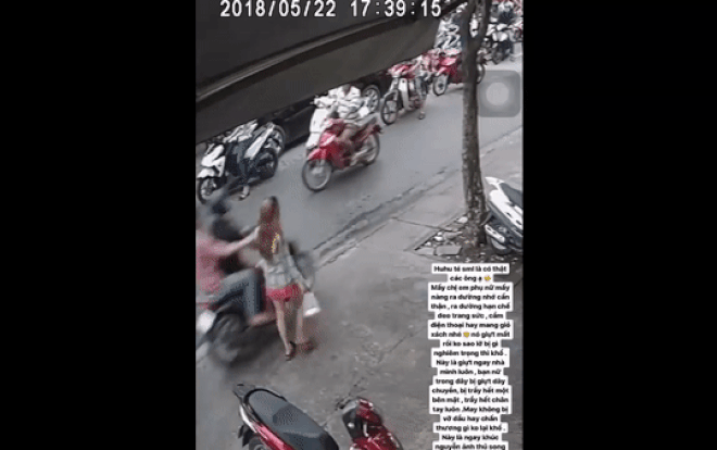 Clip cướp giật dây chuyền táo tợn trên vỉa hè khiến cô gái ngã mạnh xuống lòng đường Ảnh 2