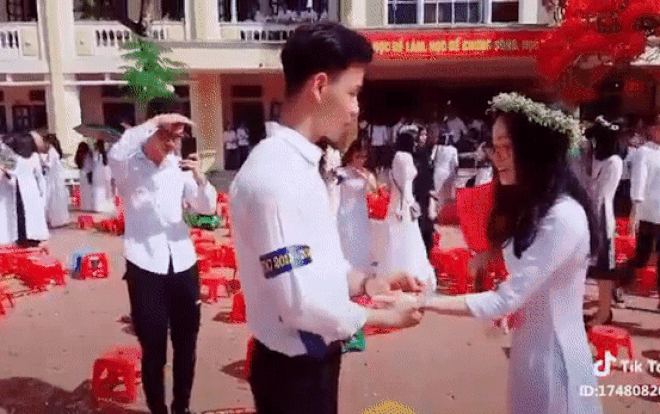 Clip nam sinh 'cả gan' hôn crush ngay giữa sân trường trước giây phút chia xa khiến bao con tim xao xuyến Ảnh 2