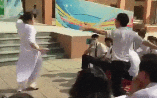 Nữ sinh Sài Gòn được ca sĩ mời lên sân khấu vì 'quẩy' nhiệt tình Ảnh 2