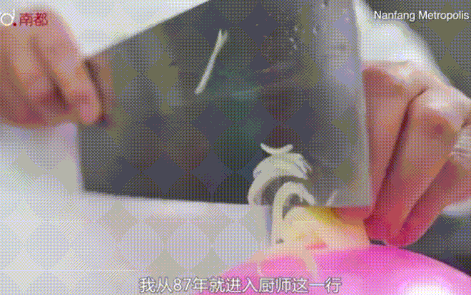 Kinh ngạc: Đầu bếp bịt mắt, thái khoai nhỏ như sợi chỉ trên… bóng bay Ảnh 2