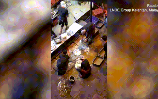 Kinh hãi cảnh nhà hàng rửa bát đĩa trong vũng nước bẩn ngoài đường Ảnh 2