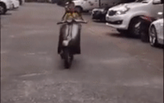 Chưa kịp trách móc phụ huynh để trẻ nhỏ điều khiển 'xe máy', dân mạng đã cười vỡ bụng Ảnh 2