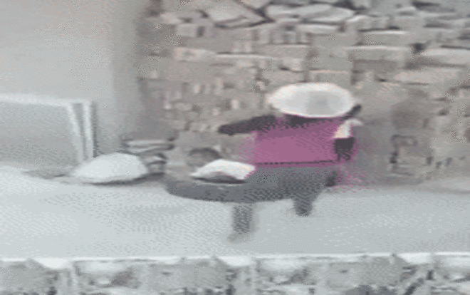 Đống gạch chất cao bất ngờ đổ sập chôn vùi hai em nhỏ Ảnh 2