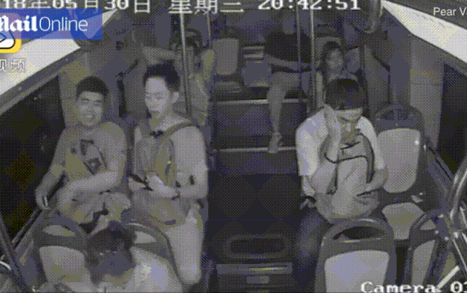 Pin dự phòng đột nhiên phát nổ, nam thanh niên thành 'quả bóng lửa' Ảnh 2