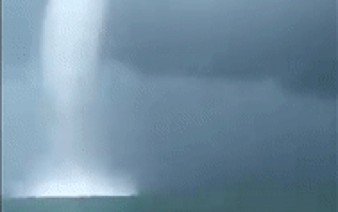 Clip vòi rồng khổng lồ cao hàng trăm mét khiến nhiều người kinh hãi Ảnh 2