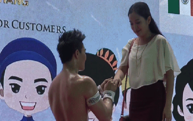 Clip cầu hôn lãng mạn của Quốc Cơ với MC Hồng Phượng 2 năm trước bất ngờ được lan truyền rầm rộ Ảnh 2