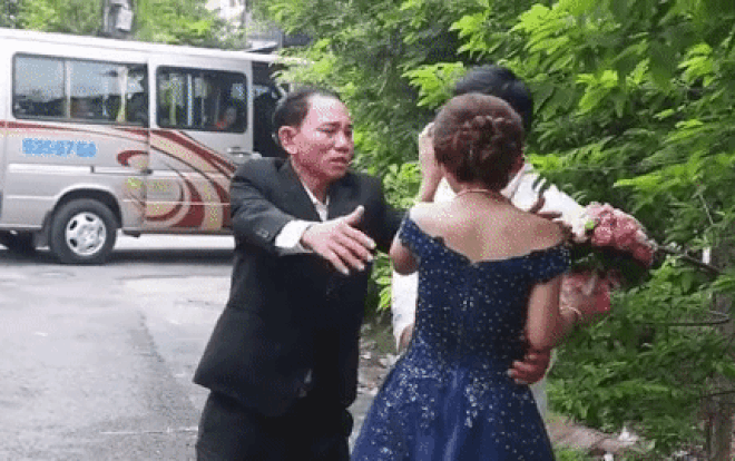 Nghẹn ngào clip cha khóc nức nở tiễn con gái về nhà chồng Ảnh 2