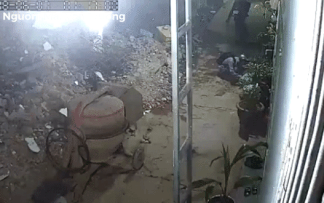 Clip 2 thanh niên bắt trộm chó bằng tay không ngay trước cửa nhà dân khiến nhiều người kinh ngạc Ảnh 2