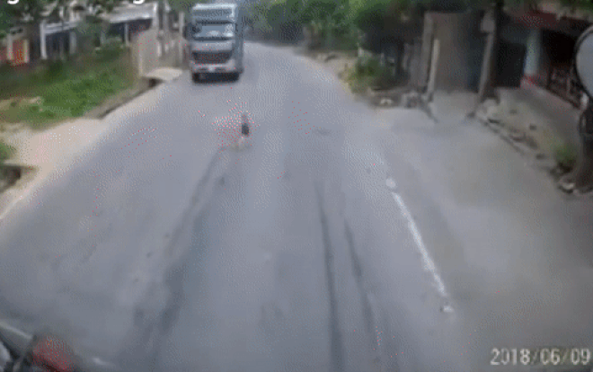 Clip: Tài xế thót tim phát hiện em bé bò ra ngồi chơi giữa đường đầy xe tải Ảnh 2