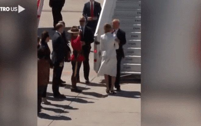 'Nụ hôn gió' kỳ lạ của Tổng thống Trump Ảnh 2