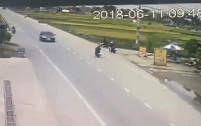 Quan sát mãi để băng qua đường, người phụ nữ bất ngờ rồ ga và cái kết không thể tin nổi Ảnh 2