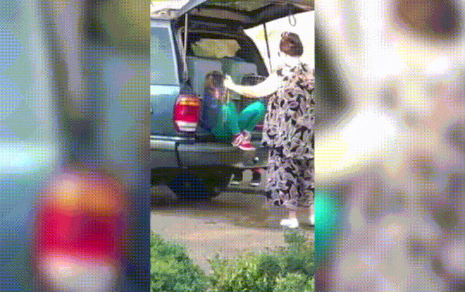 Phẫn nộ bà nhốt cháu trong cũi chó sau xe ô tô giữa cái nóng 35 độ C Ảnh 2