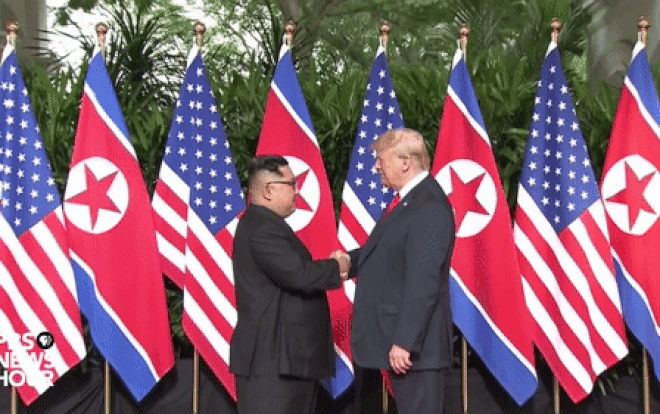 Cái bắt tay lịch sử dài 10 giây giữa Trump và Kim - khoảnh khắc được cả thế giới mong chờ Ảnh 2