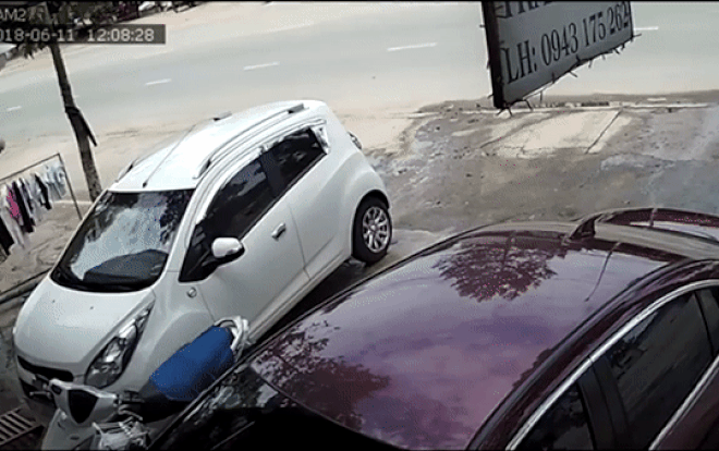 Bức xúc cảnh 2 đối tượng ngang nhiên giật túi xách khiến cô gái bị hất văng ra đường bất tỉnh Ảnh 2