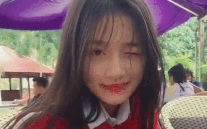 Bị bạn quay chơi trong lúc ngồi uống nước, cô bạn ngồi im một chỗ vẫn thần thái ngời ngời Ảnh 2