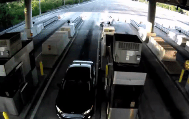 Xe lao thẳng rào chắn rồi vỡ vụn, tất cả hành khách thoát chết thần kỳ Ảnh 2