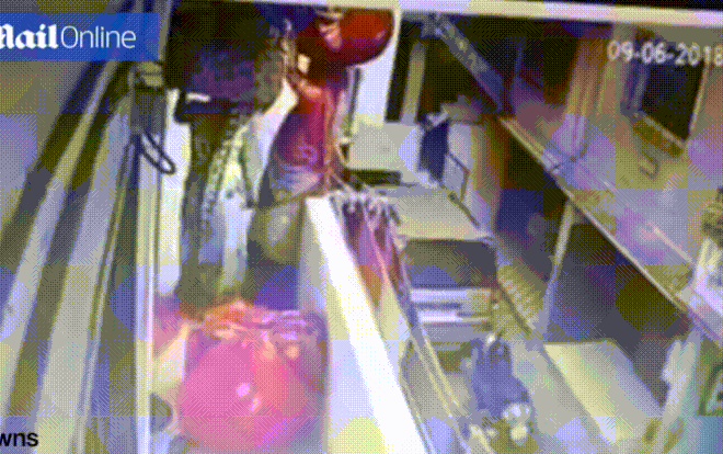 Đội bọc quần áo quá to trên đầu, người phụ nữ ngã khỏi ban công tầng 2 Ảnh 2