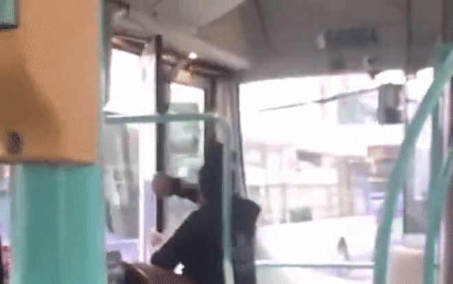 Cô gái liên tục chửi thề, kéo cửa xe buýt đòi xuống để đuổi theo bạn trai Ảnh 2