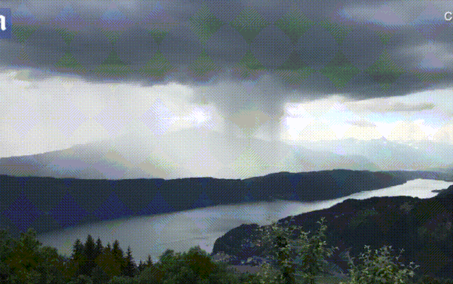 Kinh ngạc cảnh tượng 'sóng thần từ thiên đường' quét qua hồ nước Ảnh 2