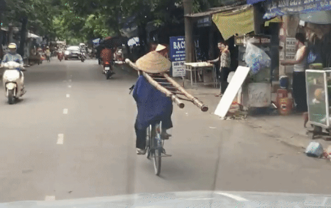 Clip người phụ nữ tròng thang tre siêu dài vào cổ rồi ngênh ngang đạp xe giữa phố khiến dân mạng phẫn nộ Ảnh 2