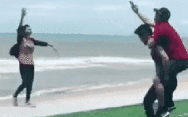 Mải 'dán mắt' vào điện thoại giúp đồng nghiệp đua theo trào lưu, 2 anh chàng hại sếp ngã sấp mặt Ảnh 2