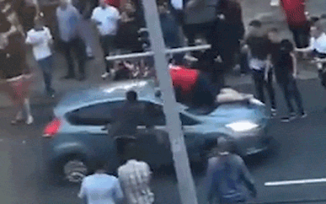 CĐV Anh bị xe ô tô húc bay nhưng vẫn đứng dậy tiếp tục 'quẩy' nhiệt tình Ảnh 2