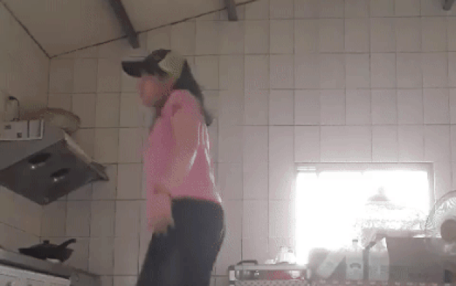 Mẹ U50 nhảy shuffle dance điêu luyện đằng sau câu chuyện dạy con cái ý nghĩa Ảnh 2