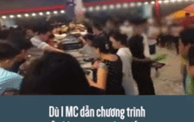 Hãi hùng cảnh hàng trăm người chen lấn xô đẩy tranh giành ăn buffet miễn phí gây náo loạn nhà hàng Ảnh 2
