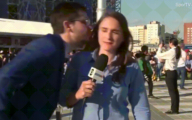 Hôn trượt nữ phóng viên World Cup, người đàn ông bị mắng té tát ngay trên sóng truyền hình Ảnh 2