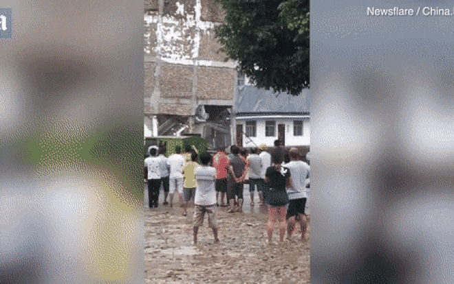 Nhà cao tầng đổ sập do sạt lở sau mưa lớn ở Trung Quốc Ảnh 2