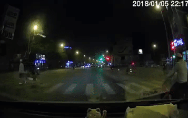 Thót tim clip xe máy vượt đèn đỏ tông thẳng vào người phụ nữ đang dắt xe đạp sang đường Ảnh 2