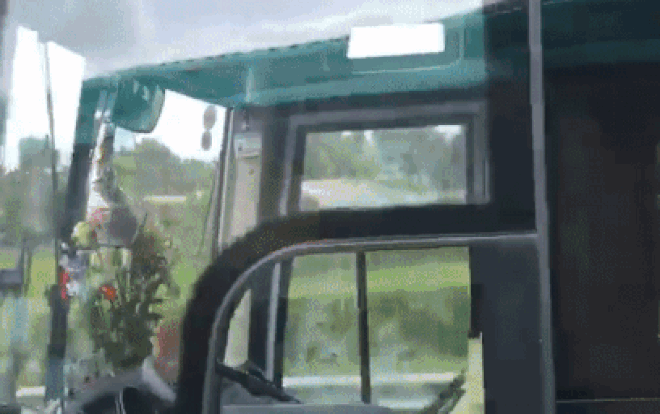 Tài xế chở hàng chục hành khách chạy trên cao tốc vẫn vô tư gác chân lên vô-lăng Ảnh 2