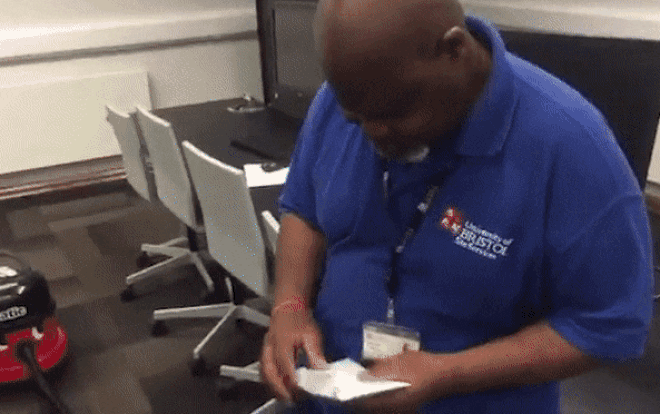 Người lao công bật khóc trước món quà bất ngờ và câu chuyện khiến nhiều người phải suy ngẫm Ảnh 2