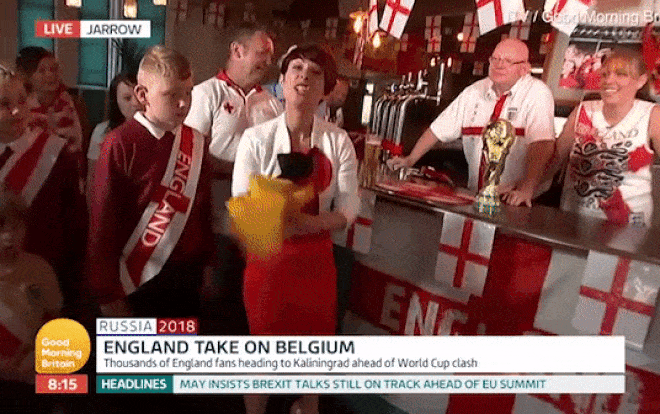 Phóng viên Anh cả gan vò nát cờ Đức để lau bàn gây phẫn nộ Ảnh 2