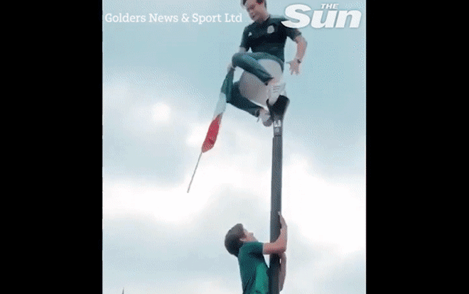 Bi hài World Cup: Trèo lên cột đèn ăn mừng, CĐV suýt mất mạng Ảnh 2