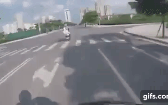 Thanh niên bốc đầu thể hiện đẳng cấp và màn nhào lộn nhớ đời dưới nắng nóng gần 40 độ Ảnh 2