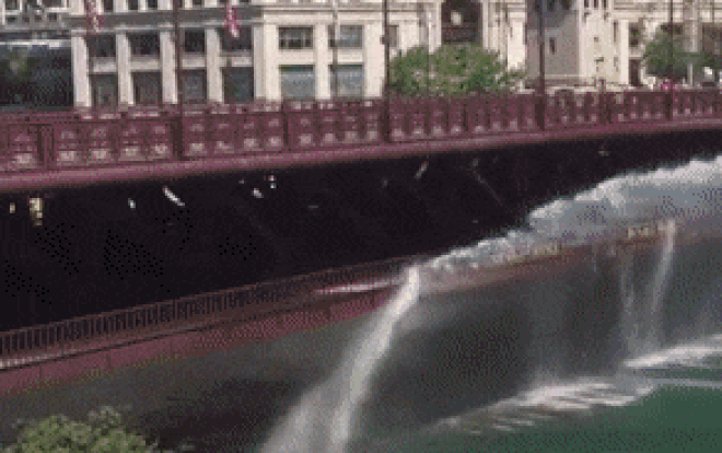 Nắng nóng cực độ, tàu cứu hỏa phun nước làm mát cầu Ảnh 2