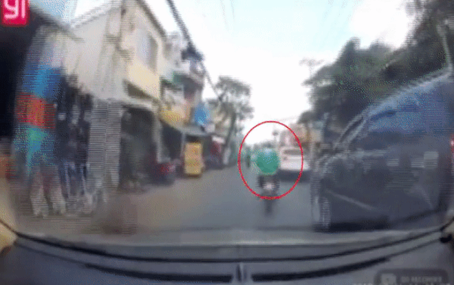 Tài xế ô tô truy đuổi kẻ đập vỡ kính xe như phim hành động giữa phố Sài Gòn Ảnh 2