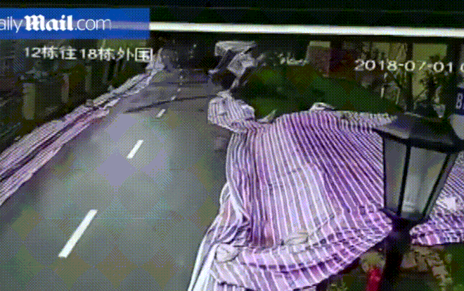 Trung Quốc: 50 m mặt đường đang phẳng đẹp bỗng sụt lún trong tích tắc Ảnh 2