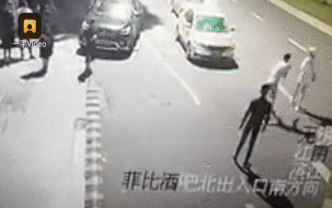 Lôi nhau ra giữa đường cãi vã, cô gái gặp tai nạn thảm khốc Ảnh 2